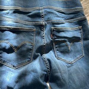 Woman’s Levi’s jeans. Size 27 new condition